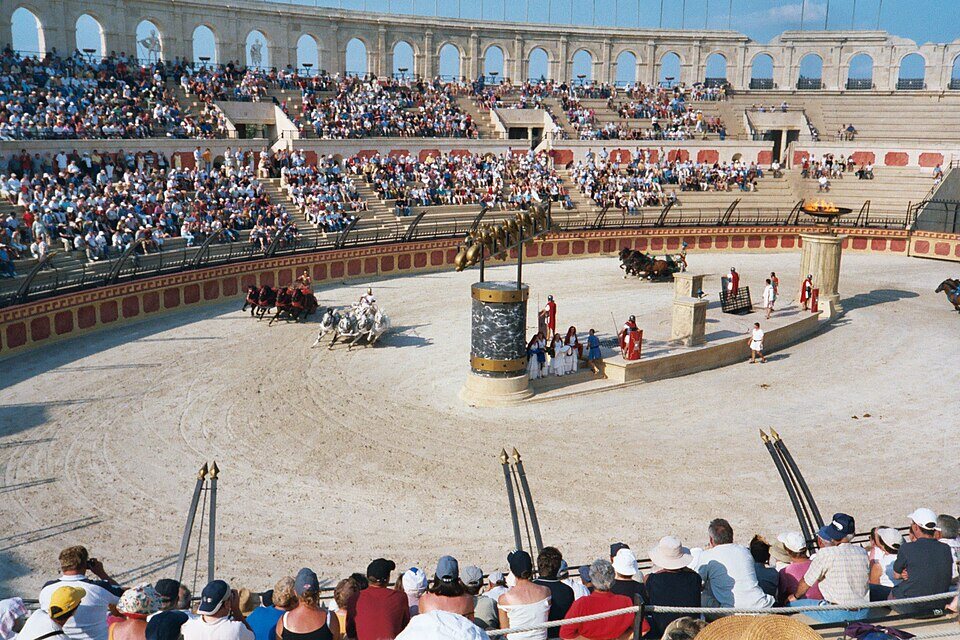 Spectacle de chars dans l'arène du Puy du Fou
