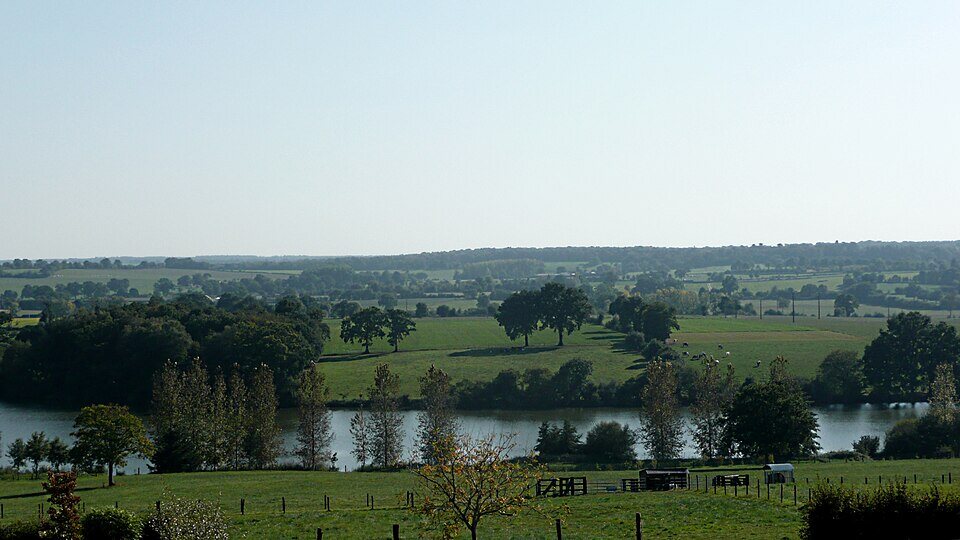 Campagne et étang vus depuis les chemins de randonnée