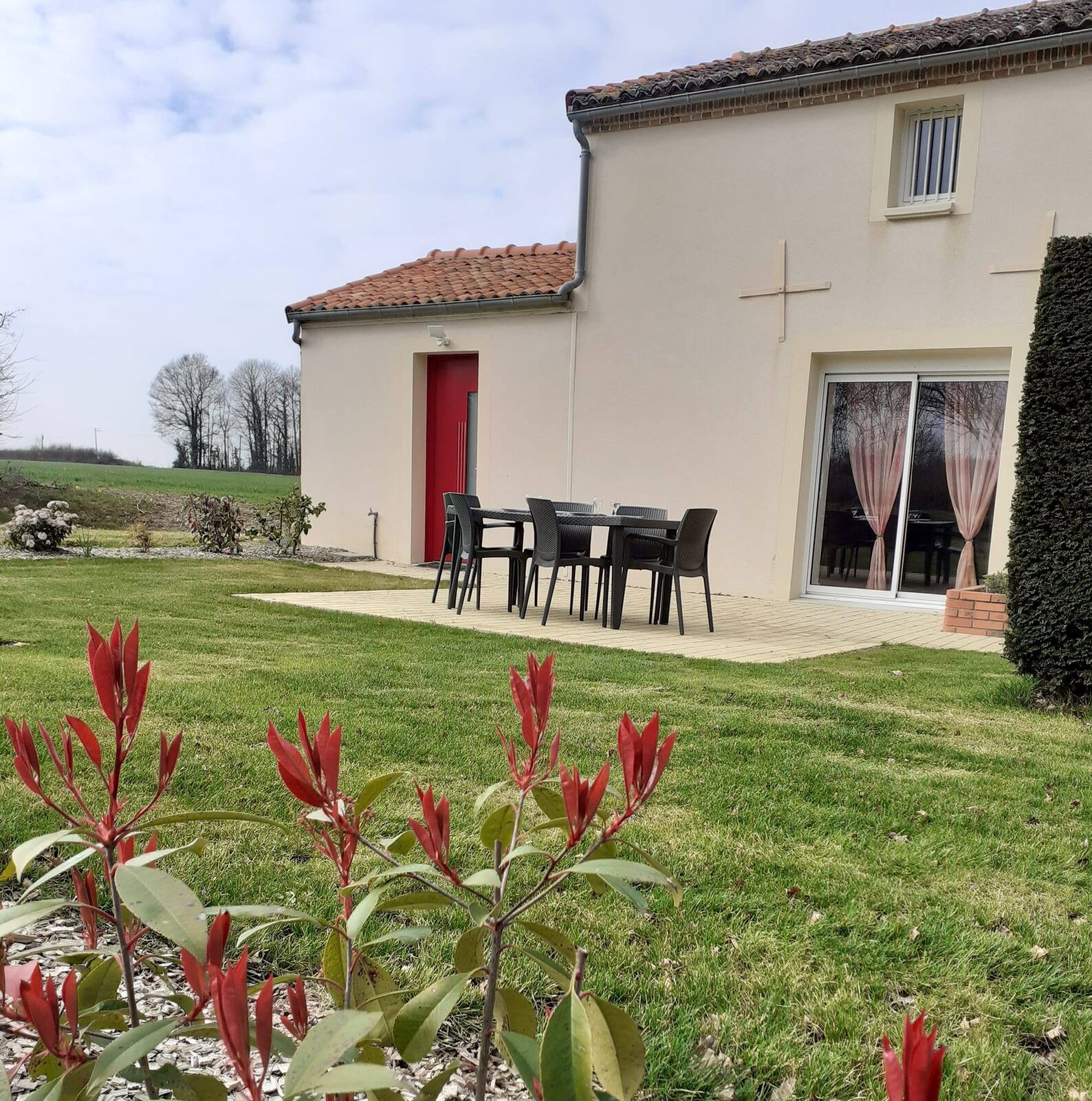 Façade des gîtes avec terrasse et table dressée