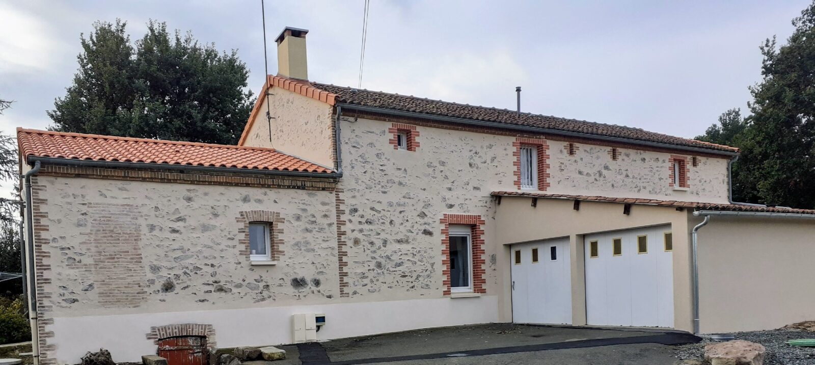 Vue extérieure de la longère en pierre