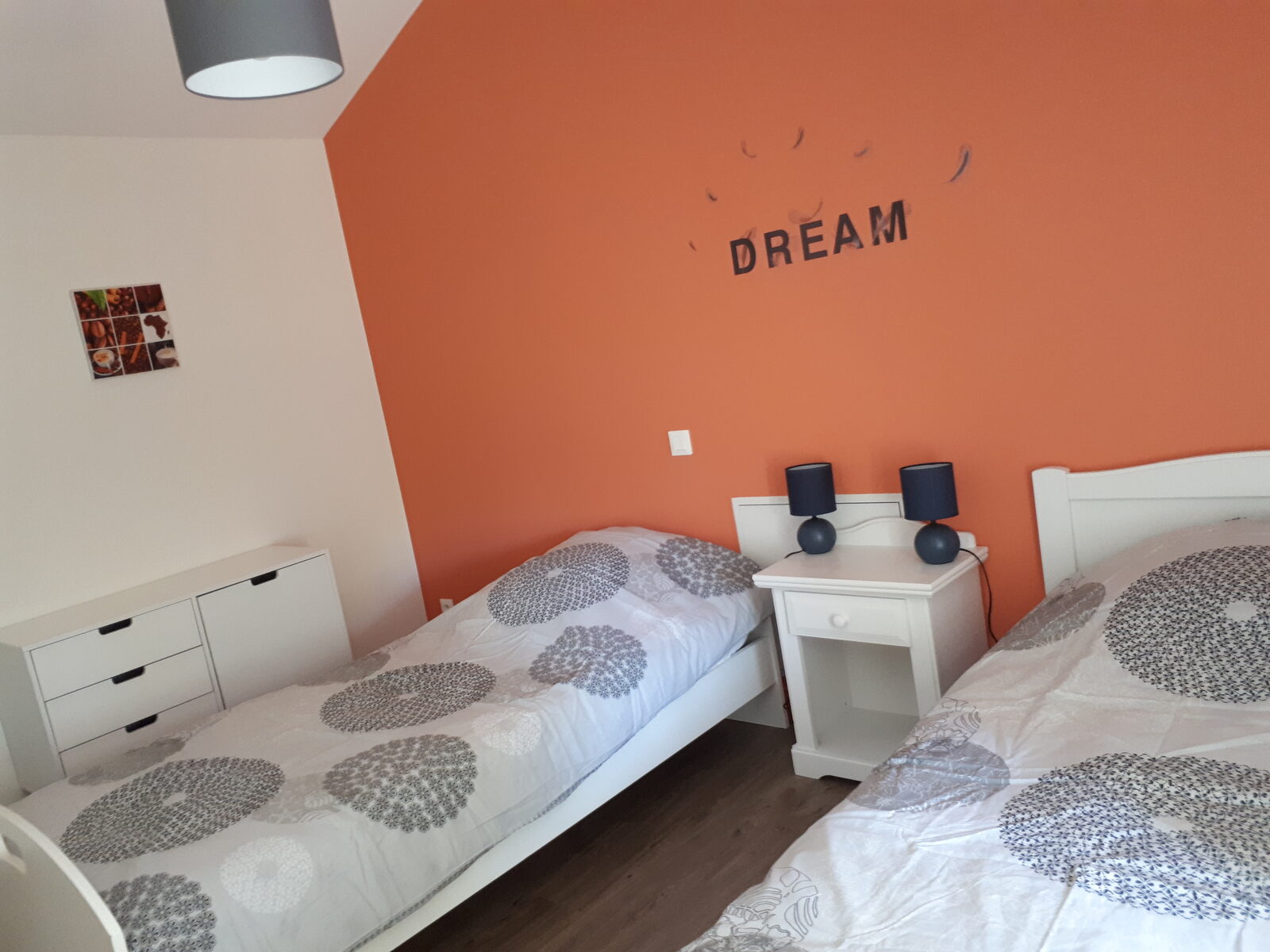 Chambre à deux lits du gîte Mélisse