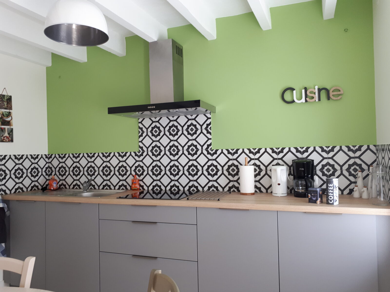 Cuisine du gîte Mélisse, carrelage graphique