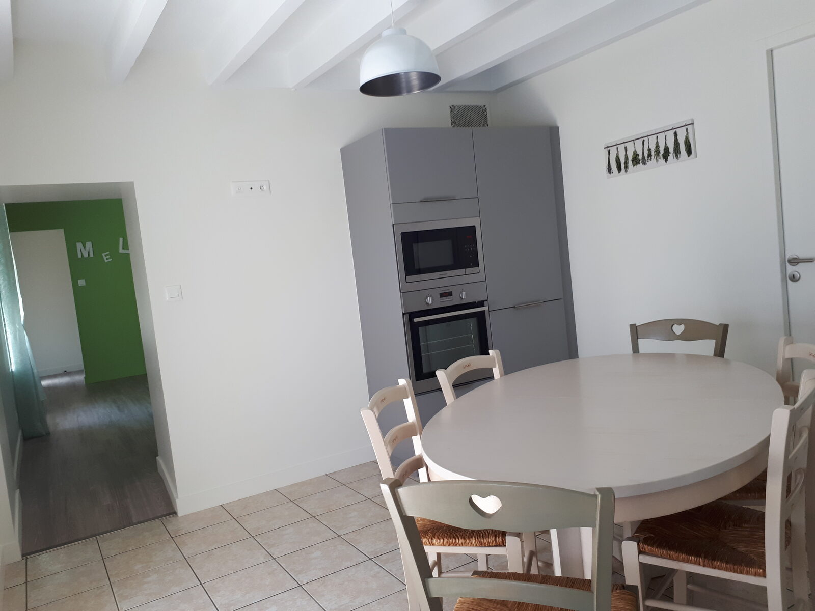 Cuisine et table à manger du gîte Mélisse