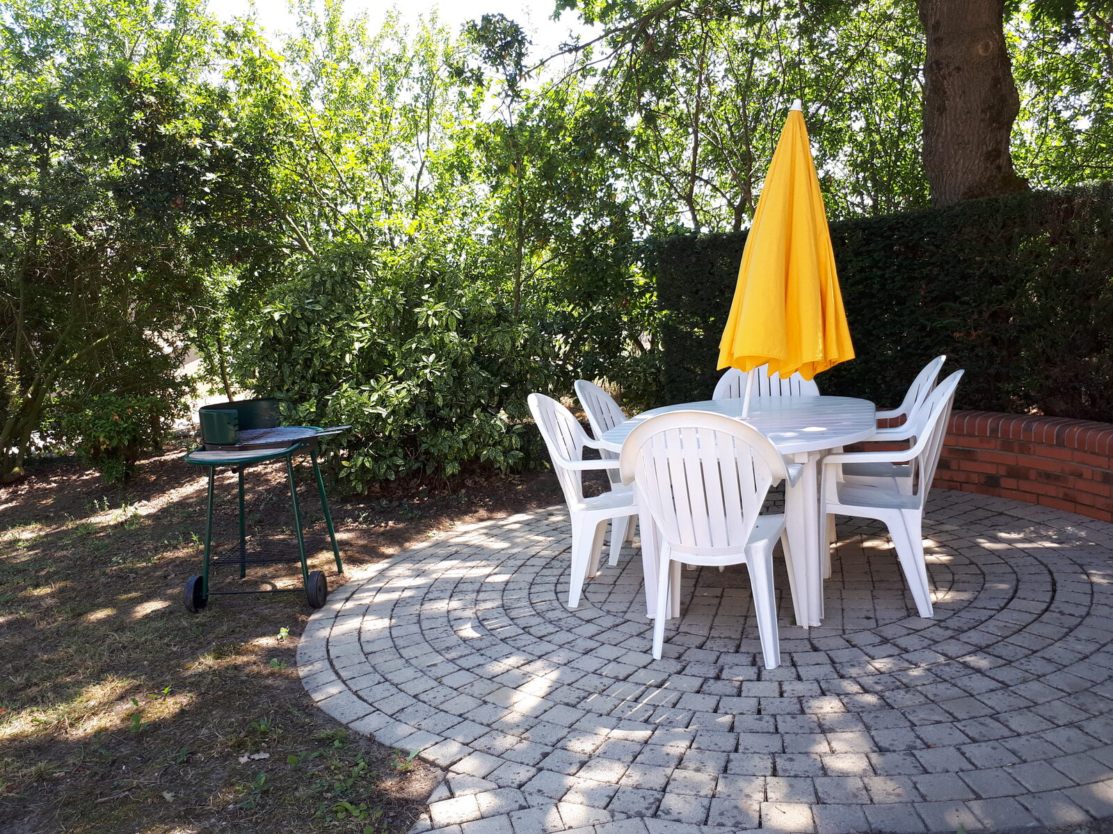 Terrasse et jardin du gîte Mélisse
