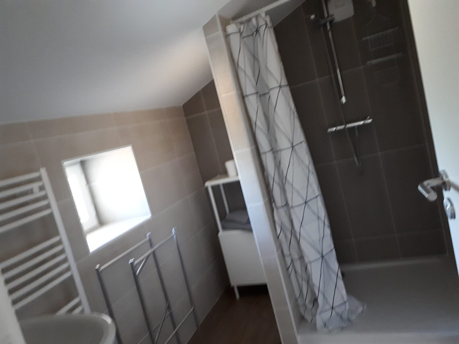 Salle d'eau avec douche à l'italienne